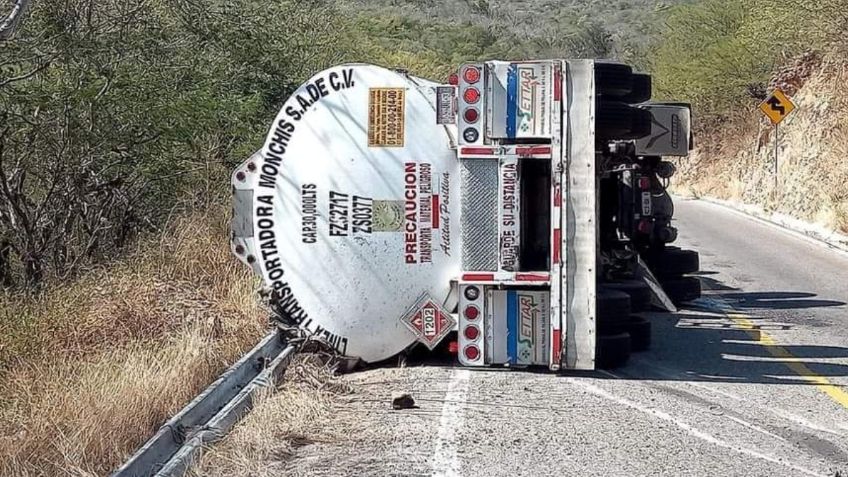 Tragedia al volante: mueren 6 personas tras colisión entre un taxi y una pipa en Oaxaca