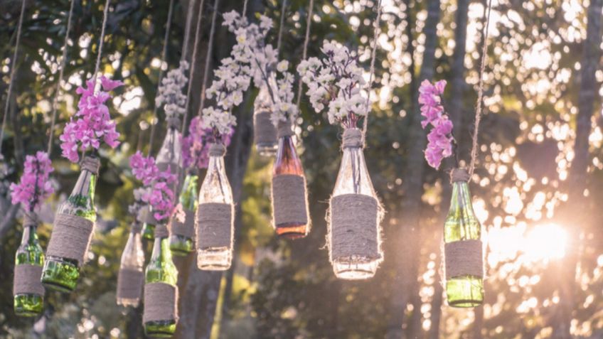 Conoce cómo usar botellas de vidrio para iluminar y decorar el jardín