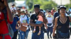 Migrantes duermen en calles de Tapachula; 130 mil esperan regular su situación en México