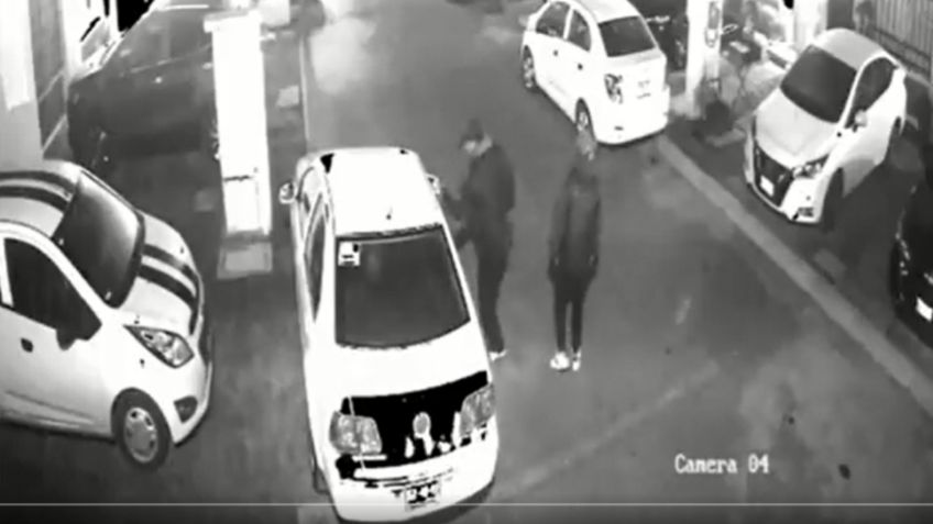 ¡Increíble! Ladrones roban objetos de vehículos dentro de fraccionamiento en Toluca: VIDEO