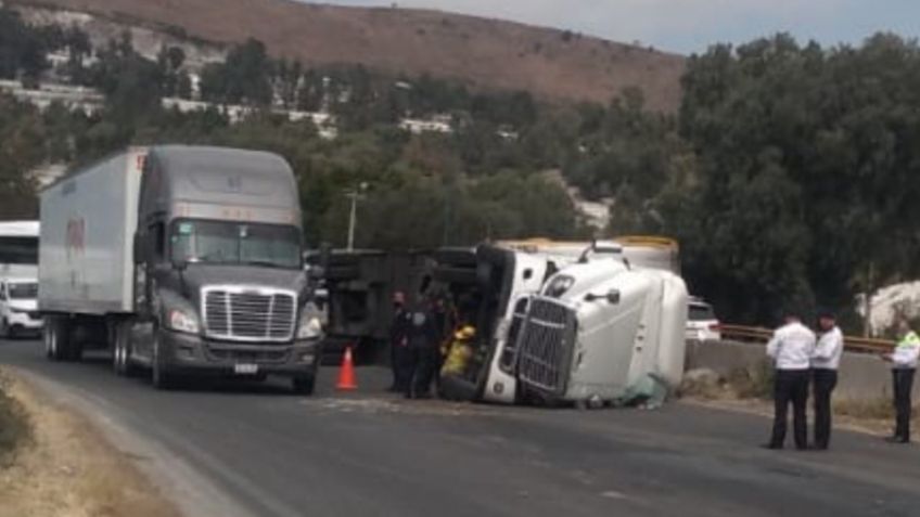 Volcadura de tráiler en Jardines del Recuerdo, Tlalnepantla, provoca caos vial rumbo a la CDMX | VIDEOS