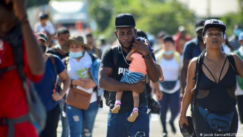 Migrantes duermen en calles de Tapachula; 130 mil esperan regular su situación en México