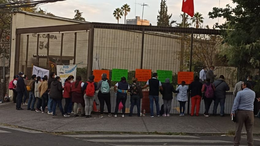 Personal de salud de Oaxaca toma edificio del Insabi en CDMX para exigir reinstalación