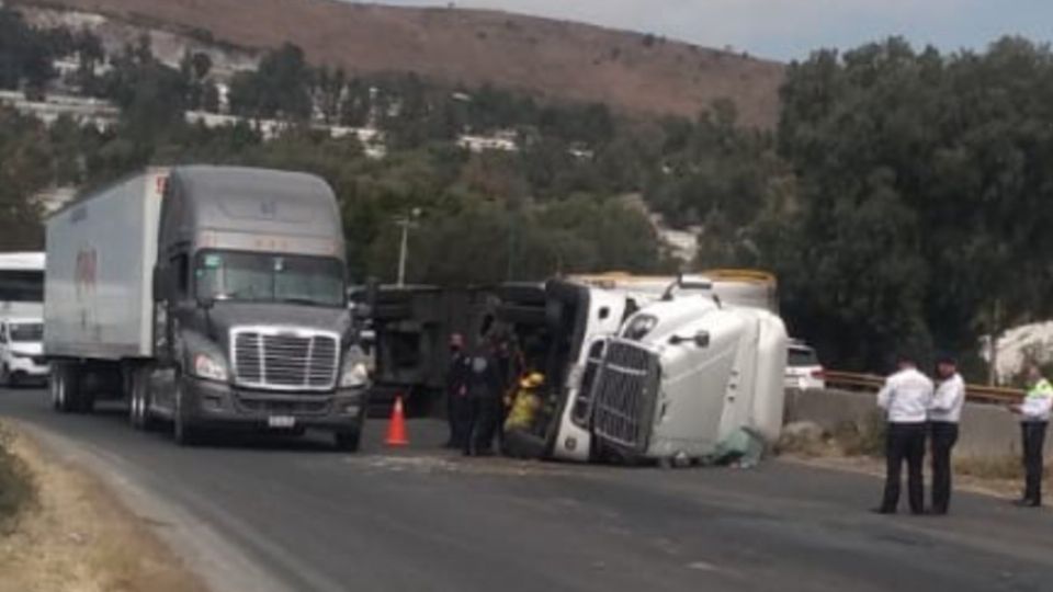 Volcadura de tráiler en Tlalnepantla provoca caos vial. Foto: Twitter @LupitaJuarezH
