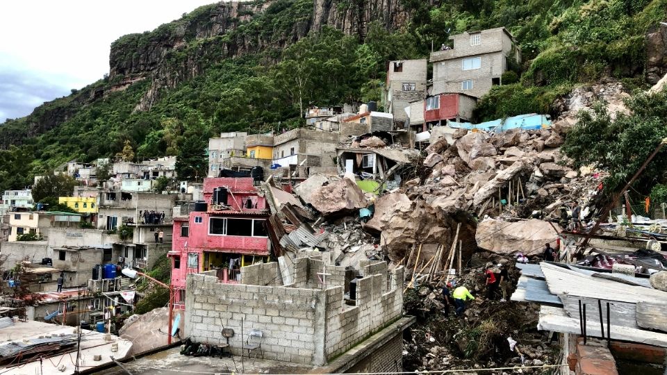 El gobierno local entregó apoyos a los damnificados tras el derrumbe. Foto: Guillermo O´Gam