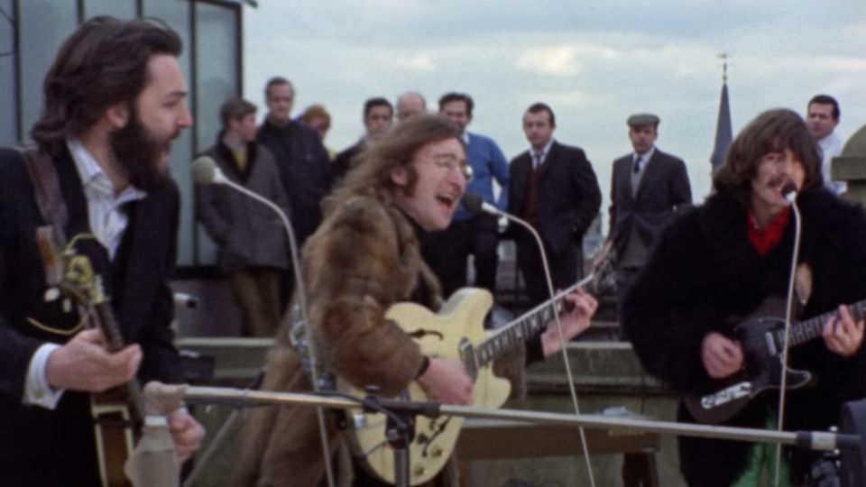 Los Beatles en su última actuación en público en la azotea del edificio de su compañía en Savile Row (Foto: Captura de pantalla)