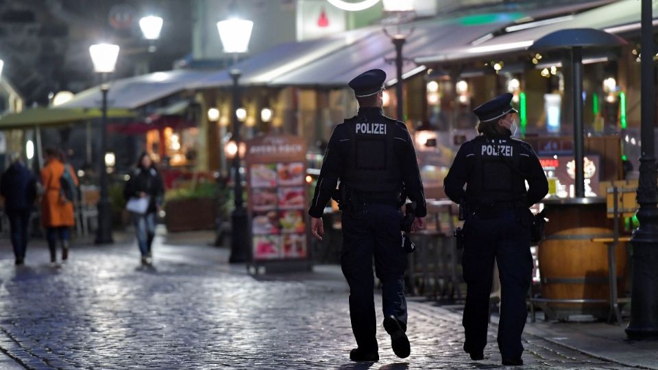 Agentes de Policía inspeccionan el protocolo contra el coronavirus. Foto: REUTERS