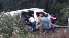 Tragedia en Edomex: Combi cae a barranco tras ser impactada por camión de carga; mueren tres personas