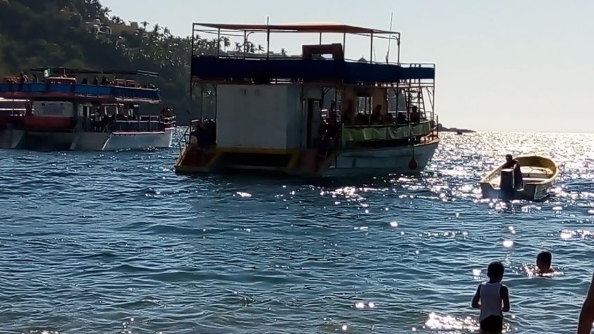 Turistas acusan a embarcaciones de contaminar playa ecológicamente sustentable en Colima