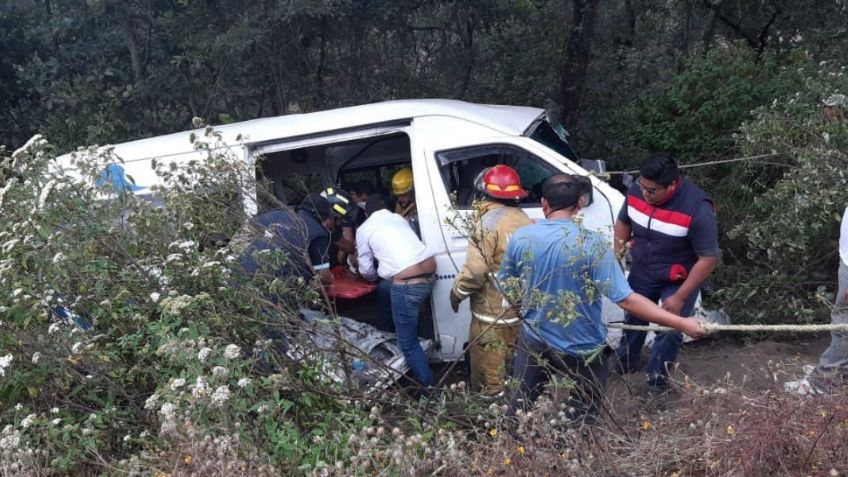 Tragedia en Edomex: Combi cae a barranco tras ser impactada por camión de carga; mueren tres personas