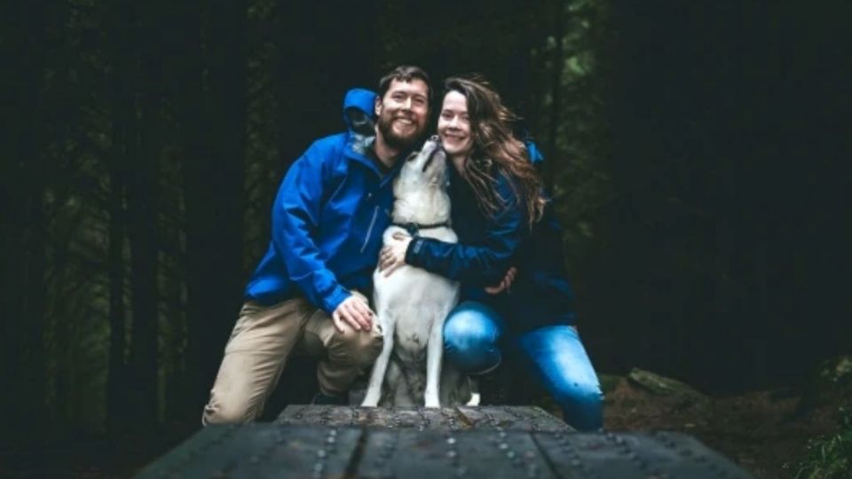 La feliz pareja y su perro. Foto: SWNS