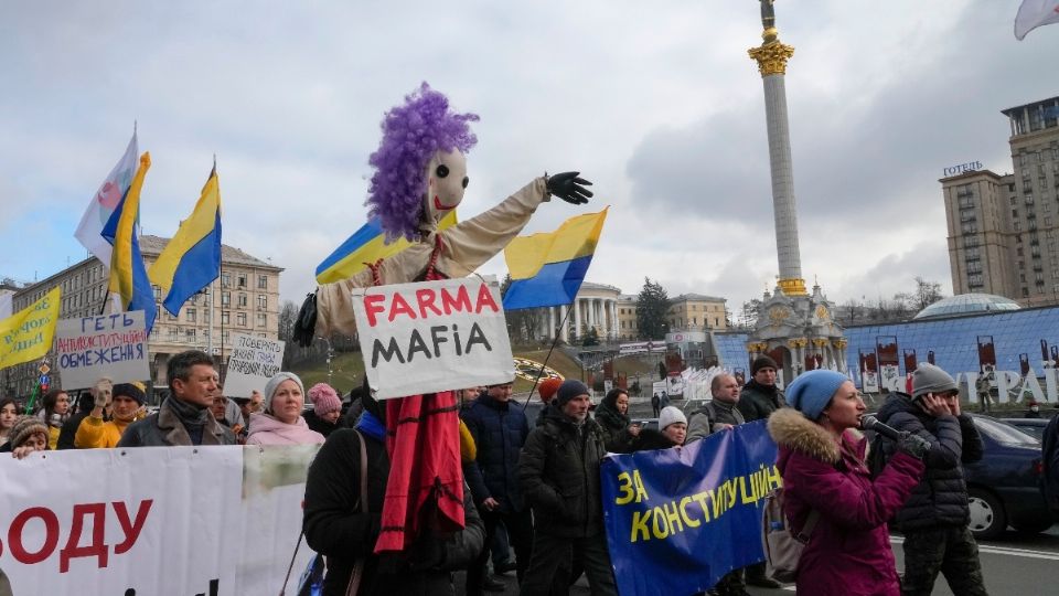 RECHAZO. Ayer se reportaron marchas en Ucrania contra las vacunas. Foto: AP