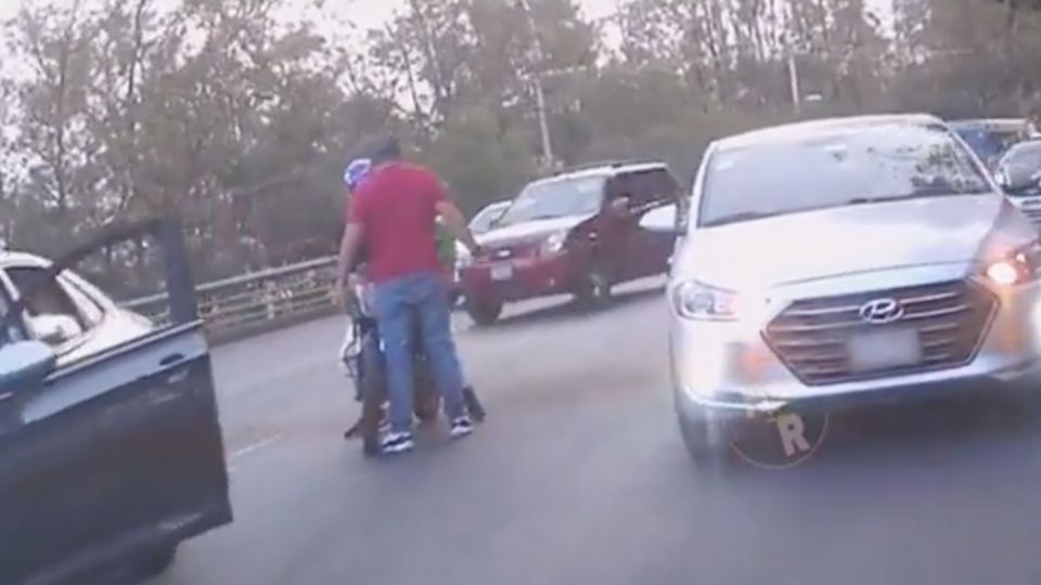 El automovilista golpeó al repartidor de comida en plena avenida (Foto: captura de pantalla)