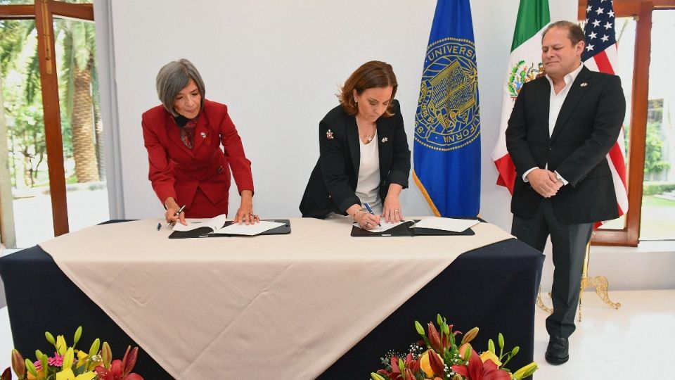 CERCANÍA. María Isabel Studer, María Cristina Mieres Zimmermann y Franco Carreño Osorio, ayer, al rubricar la alianza, que tiene vigencia de un año. Foto: Yadidn Xolalpa