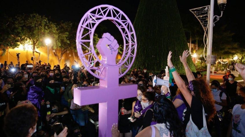 Feministas develan Antimonumenta en Mérida y marchan contra la violencia de género