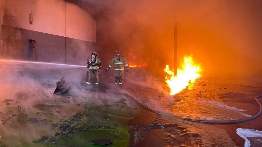 Incendio en fábrica de aceite de Nuevo León; desalojan a 200 personas