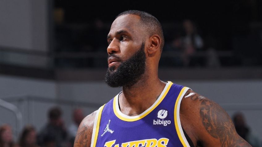 LeBron James corre a una pareja de aficionados de los Pacers en pleno partido | VIDEO