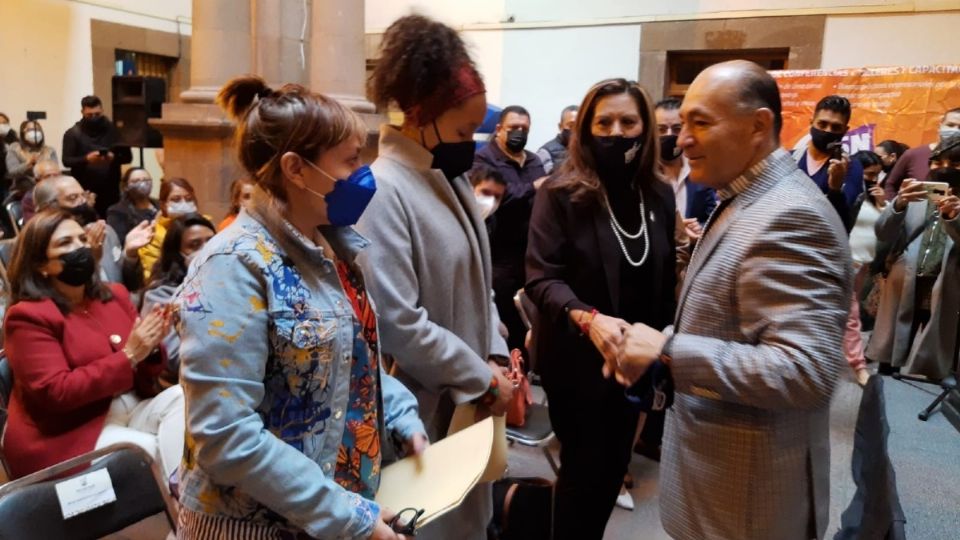 El alcalde Enrique Galindo se disculpó con la brasileña Janaina Gazzate y la chilena Miriam Cuevas. Foto: Especial