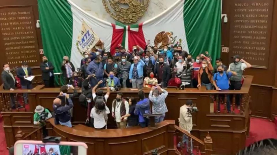 Los docentes  traspasaron la seguridad del recinto para  ingresar a la fuerza al pleno y hacer extensas sus demandas. FOTO: ESPECIAL