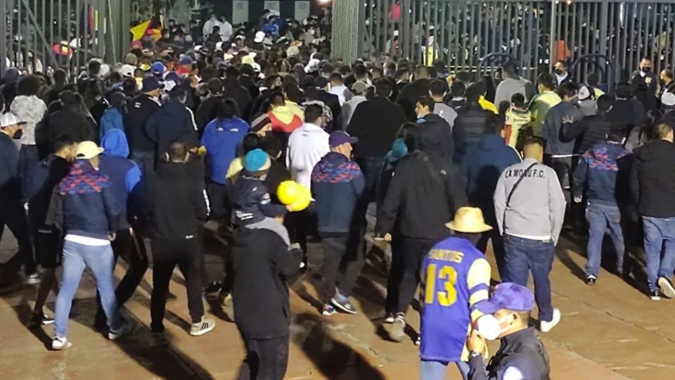 Revendedores en el partido América vs Pumas. Foto: Especial