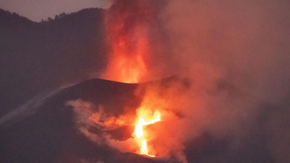 Volcán Cumbre Vieja en la isla de La Palma arrasa con cementerio. Foto: EFE