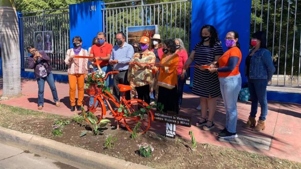 Feministas de Nayarit exigen erradicar la violencia contra la mujer con bicicletas, marchas, tejidos y flores (Foto: Especial)