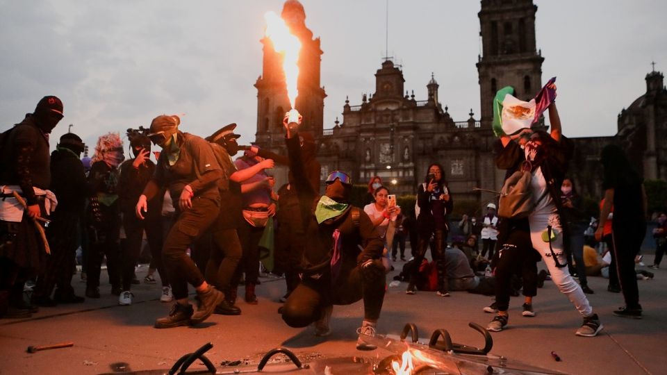 Hasta el momento, hay un saldo preliminar de 7 heridos; 5 policías y 2 manifestantes 
(Foto: Reuters)