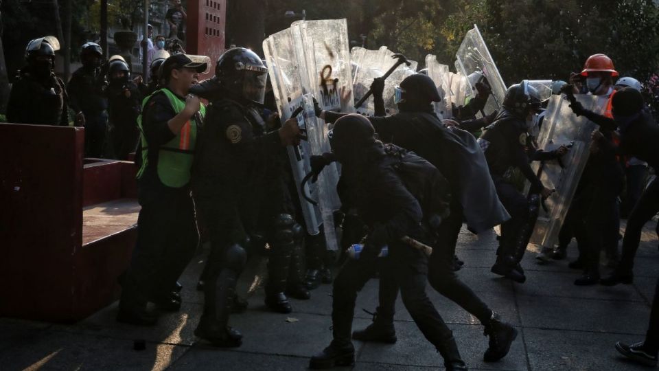 Las mujeres policía fueron agredidas por las encapuchadas con varios objetos peligrosos (Foto: Cuartoscuro)