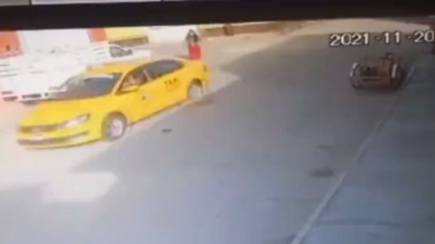 ¡Indignante! Taxista atropella a perrito, le pasa encima y se da a la fuga: VIDEO