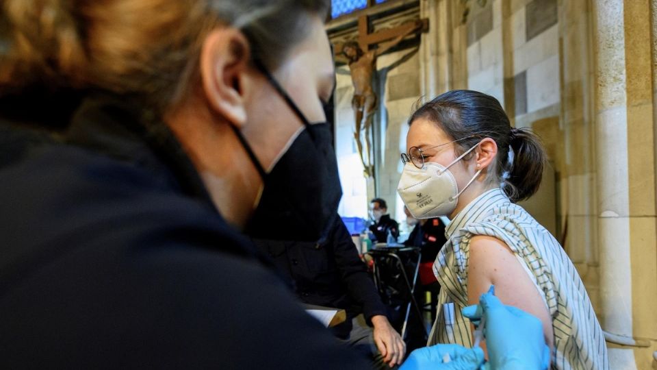 Hasta ayer la variante Omicrón del coronavirus Covid-19 ya había sido detectada en al menos tres países, por lo que ya comenzó a propagarse en varias partes del mundo. FOTO: EFE