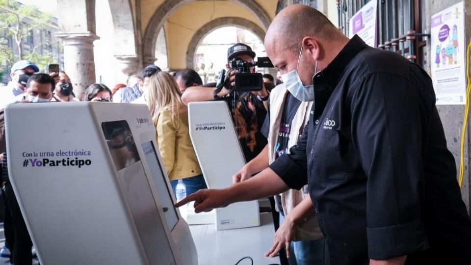 El gobernador Enrique Alfaro acudió a participar en la consulta ciudadana. Foto: Especial