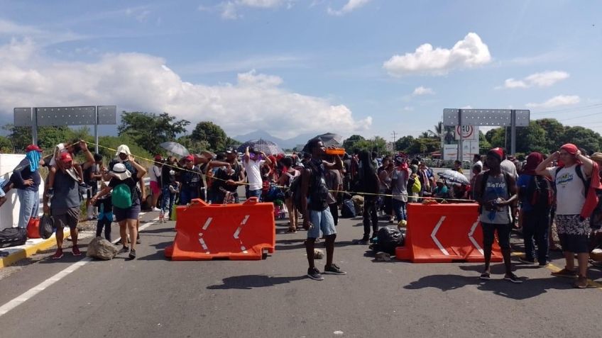 Migrantes bloquean carretera en Chiapas; piden permisos de tránsito por el país