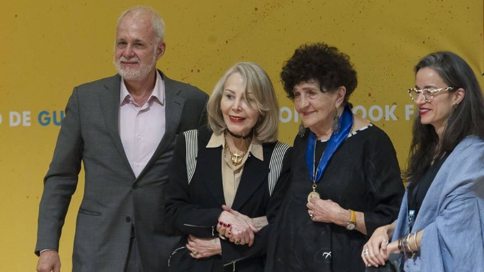 Margo Glantz recibe medalla Carlos Fuentes en la FIL Guadalajara 2021 (Foto: Especial)