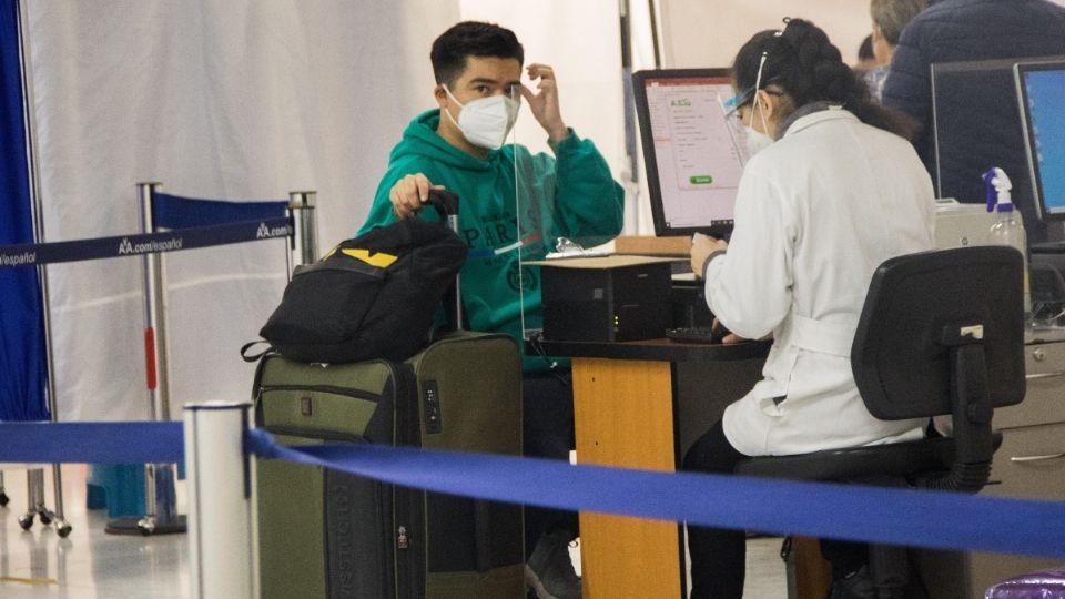 VIGILANCIA. Personal médico en el aeropuerto de la Ciudad de México hace un monitoreo de los viajeros que llegan de Europa. Foto: Cuartoscuro