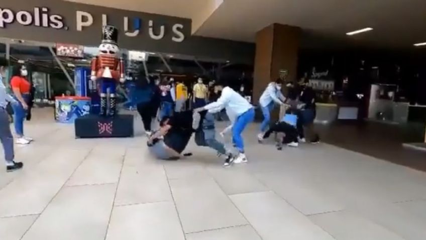 Jóvenes se agarran a golpes por boletos de "Spider-Man: No Way Home" | VIDEOS