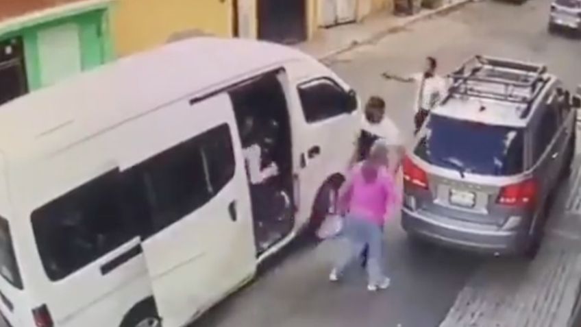 CDMX: Ladrón regresa a punta de pistola a un pasajero que se bajó antes de atraco a combi | VIDEO