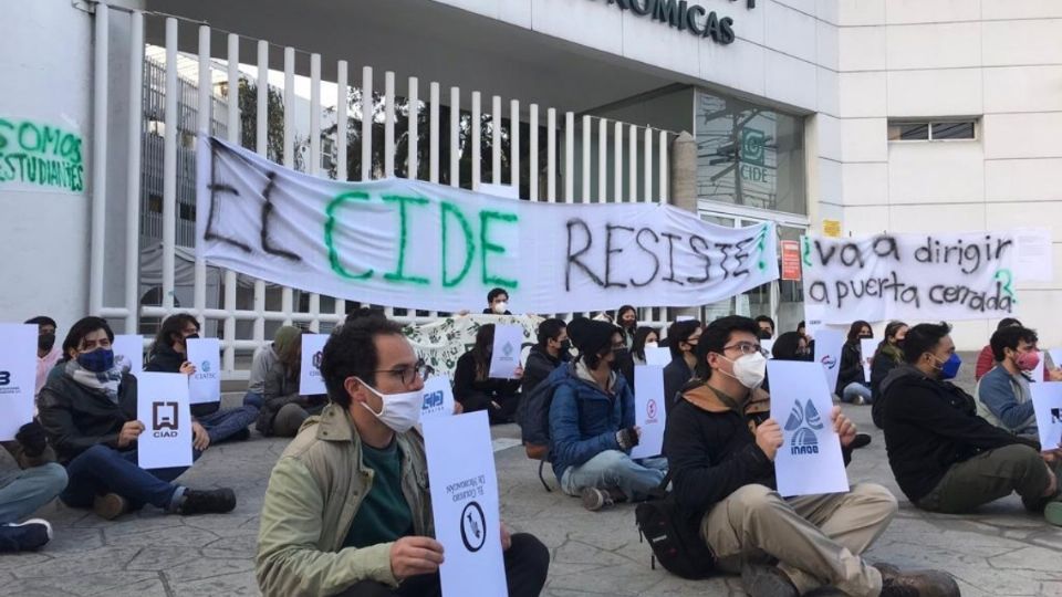 Los estudiantes se manifiestan en contra de la designación de José Antonio Romero Tellaeche como el director permanente.Foto: TW: @sjleyg