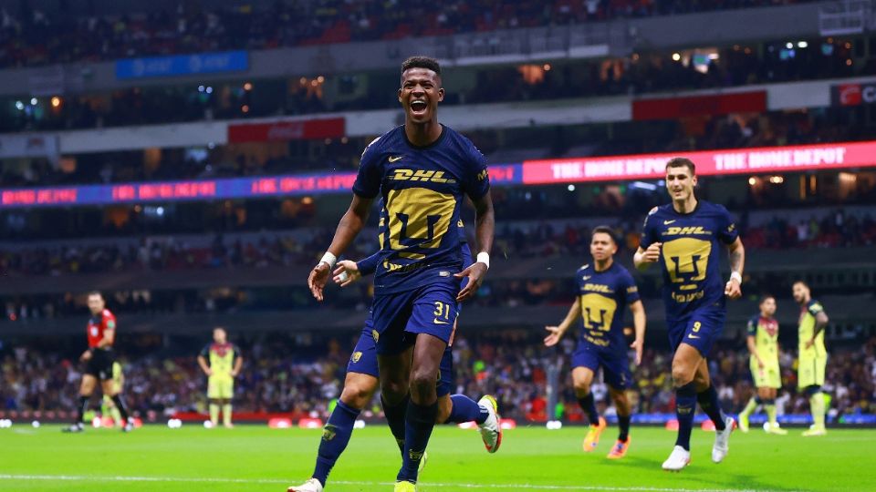 Jugadores de Pumas celebran el segundo gol ante el América. Foto: Twtter Pumas MX