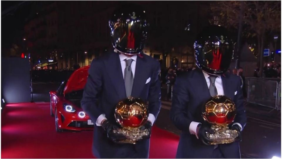 La llegada del dueto a la gala del Balón de Oro causó expectación 
(Foto: Twitter @TheOJCMB)