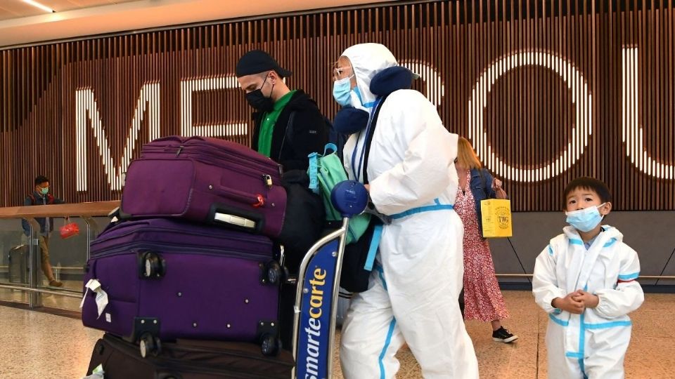 CRECE TEMOR. Viajeros usan equipo de protección especial en el aeropuerto de Melbourne. Foto: AFP