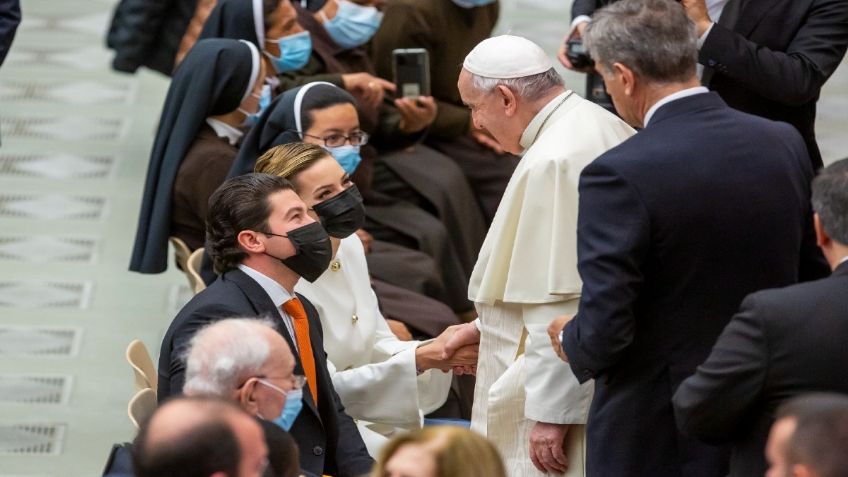 Samuel García y Mariana Rodríguez saludan al Papa Francisco en Audiencia General en el Vaticano