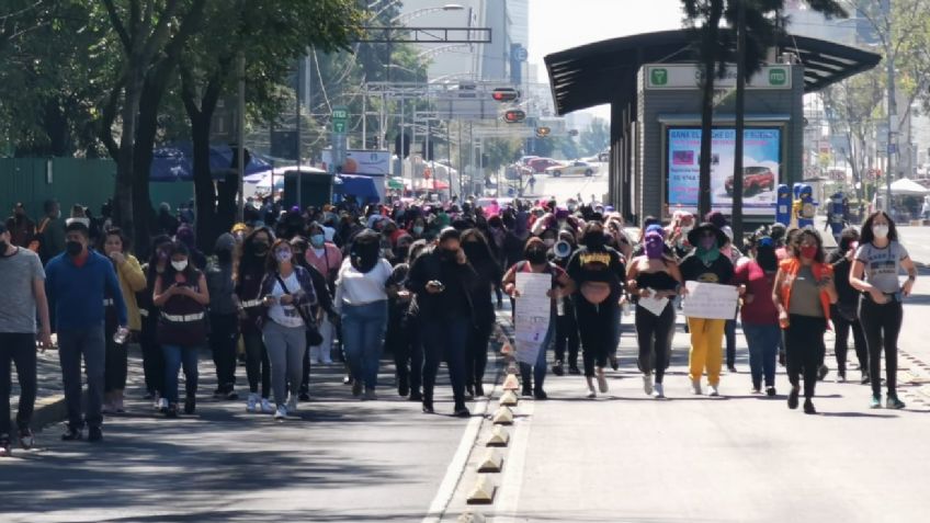 Grupos feministas bloquean la circulación del Eje 1 Poniente; protestan contra operativos por comercio informal