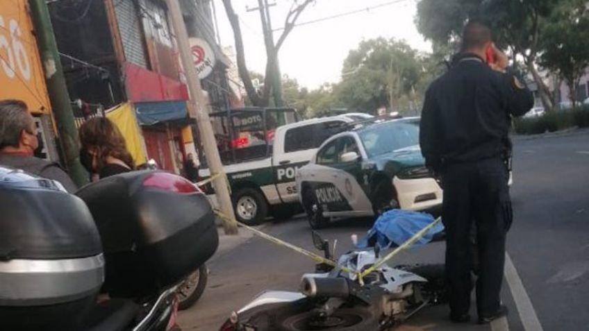 CDMX: Motociclista muere atropellado por microbús en Coyoacán | VIDEO