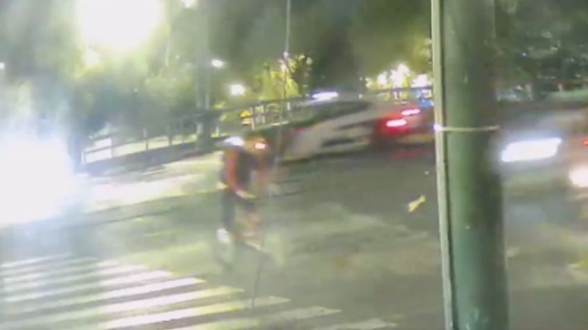 CDMX: Así fue el momento exacto en que un ciclista es embestido al pasarse un alto | VIDEO