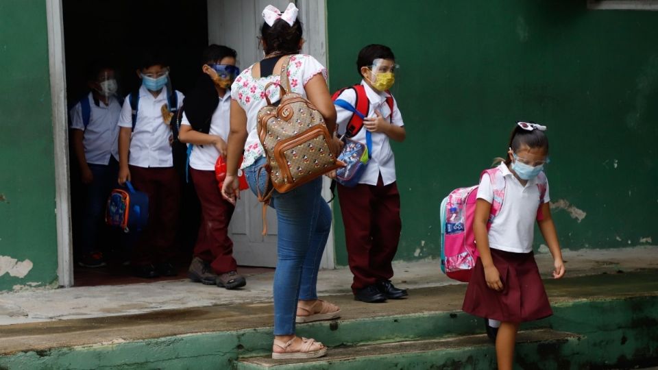 Luego de haber disfrutado de un 'megapuente' de cinco días por motivo de la celebración del Día de Muertos, este miércoles los estudiantes regresaron a clases presenciales. FOTO: Cuartoscuro