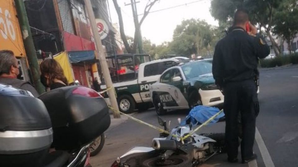 El motociclista derrapó y fue arrollado por un microbús (Foto: TWITTER @GaboOrtega73)