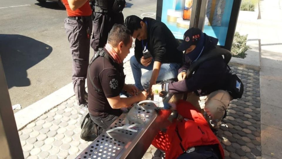 Fue necesario cortar la banca para liberar al hombre (Foto: TWITTER @Ecatepec_Alerta)