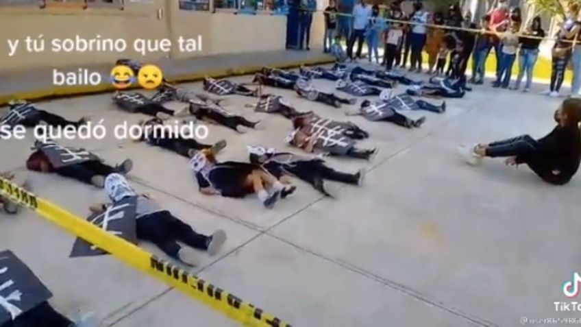 El sueño le gana a niño y se queda dormido en pleno bailable de Día de Muertos | VIDEO