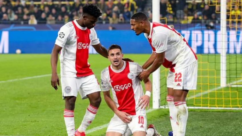 Jugador del Ajax se impacta con el poste tras marcar gol, pero termina con yeso en el pene | FOTOS