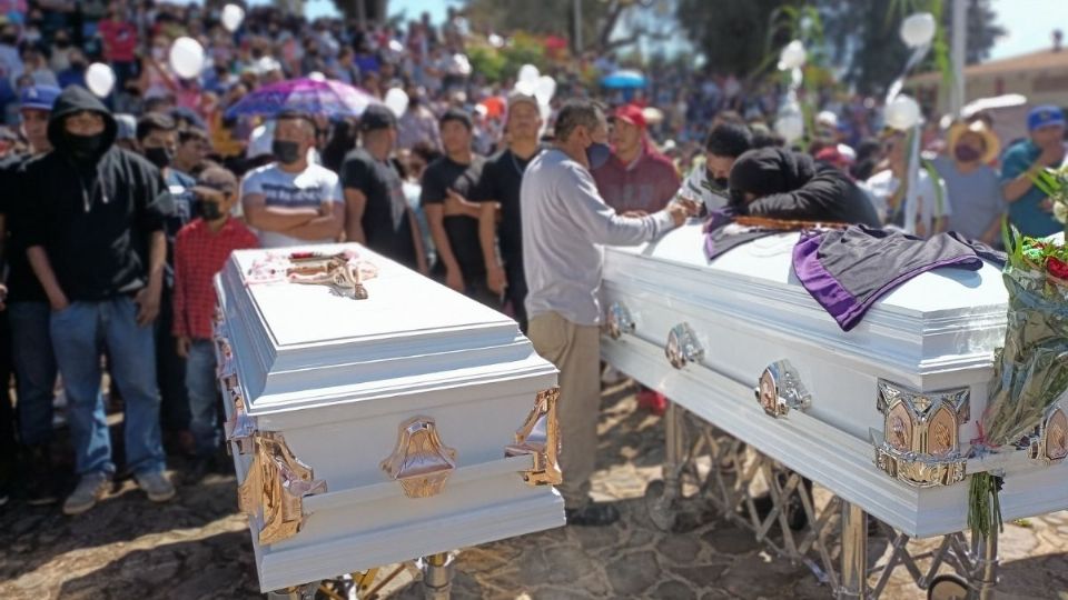 SEPELIO. Ayer fueron sepultados los jóvenes asesinados por la delincuencia en esta tenencia. Foto: Charbell Lucio